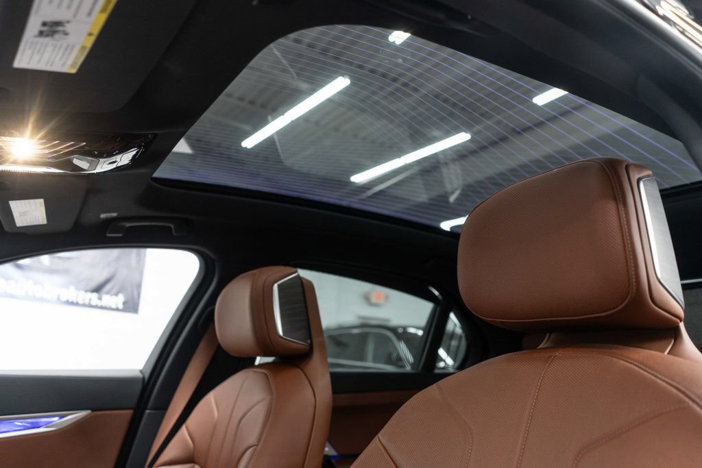 Used 2023 BMW 760i xDrive AWD/4WD image 11