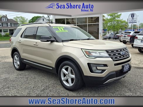 Used 2017 Ford Explorer XLT w/ Equipment Group 202A AWD/4WD image 1
