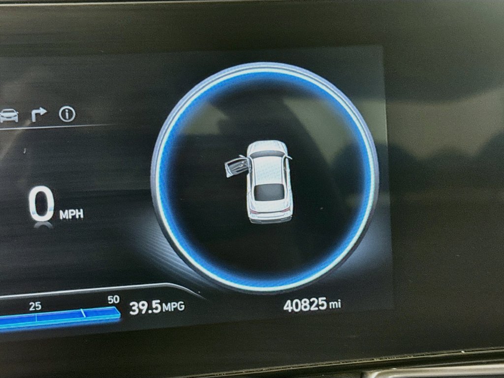 Used 2025 Hyundai Elantra SEL FWD image 13