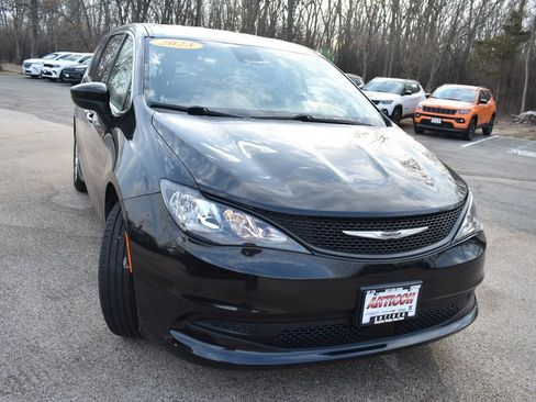 Used 2023 Chrysler Voyager LX image 10