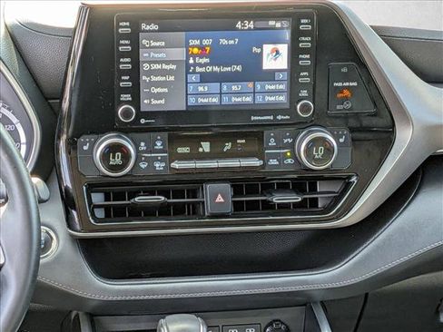Used 2022 Toyota Highlander XLE FWD image 13