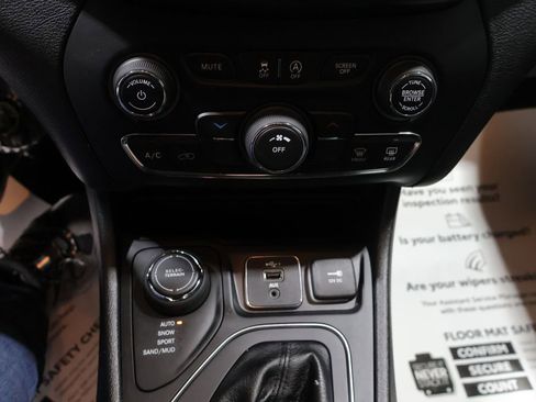 Certified 2021 Jeep Cherokee Latitude Lux image 27