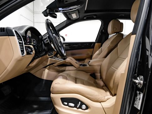 Used 2019 Porsche Cayenne Sport Utility 4D image 15