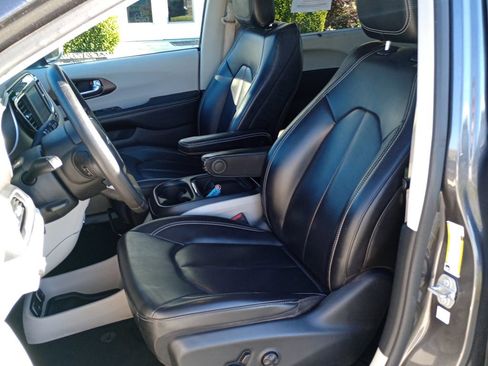 Used 2020 Chrysler Voyager Lxi image 15