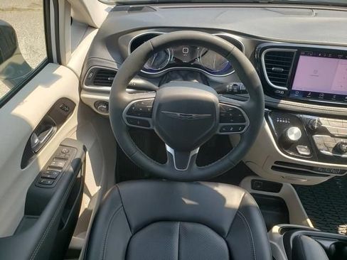 Used 2024 Chrysler Pacifica Touring-L w/ Road Tripper Package AWD/4WD image 17