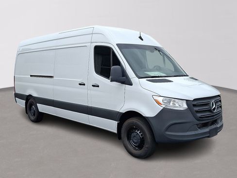Used 2024 Mercedes-Benz Sprinter 2500 image 3