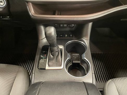 Used 2018 Toyota Highlander LE AWD/4WD image 11