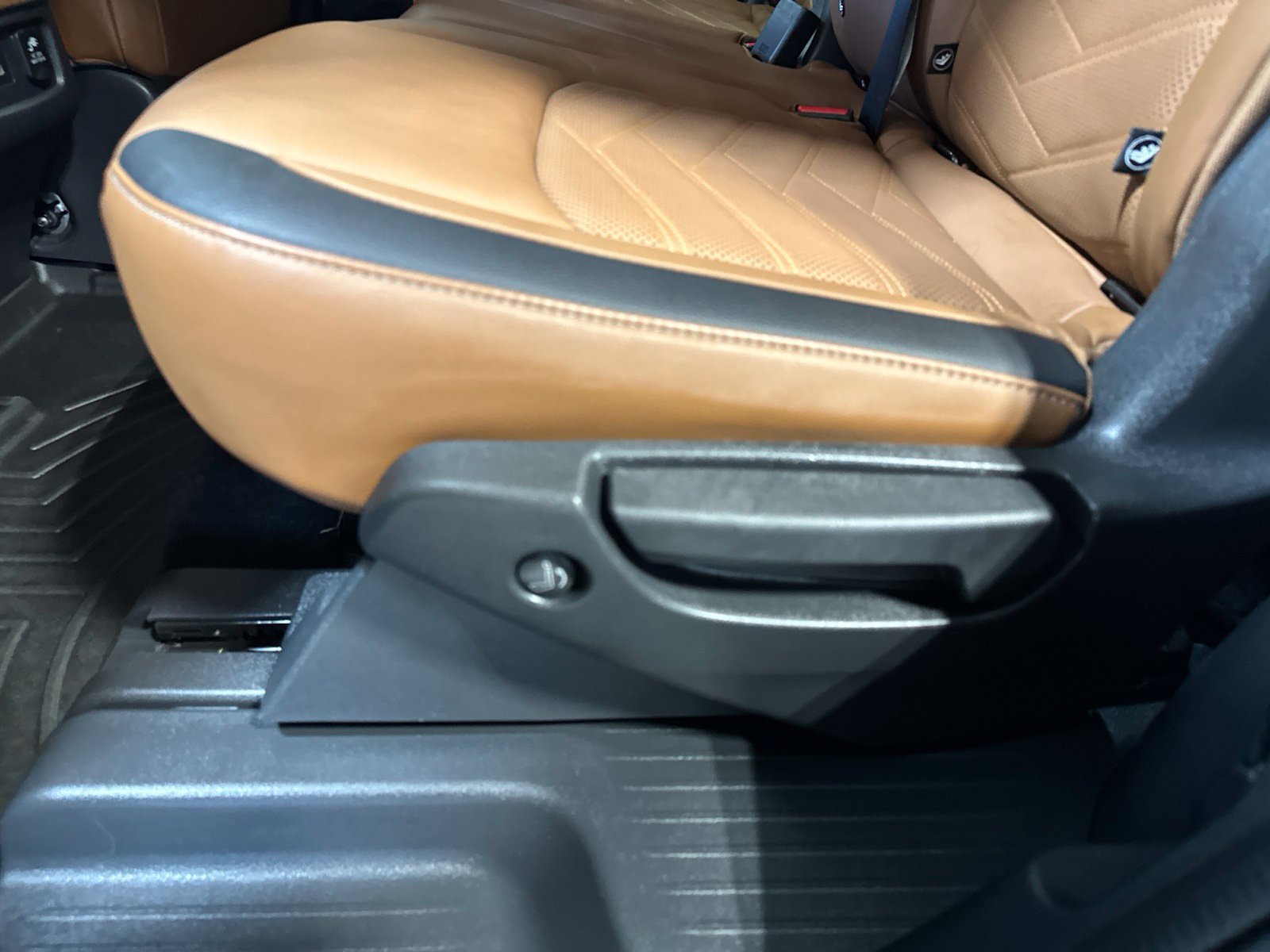 Used 2022 Nissan Pathfinder Platinum w/ Cargo Package AWD/4WD image 22