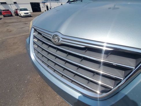 Used 2009 Chrysler Town & Country Touring FWD image 26