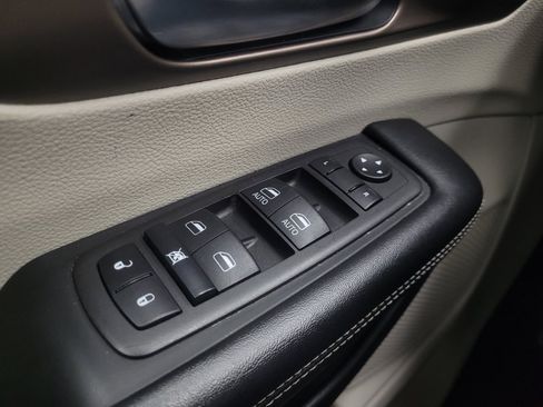 Used 2023 Chrysler Voyager LX image 27