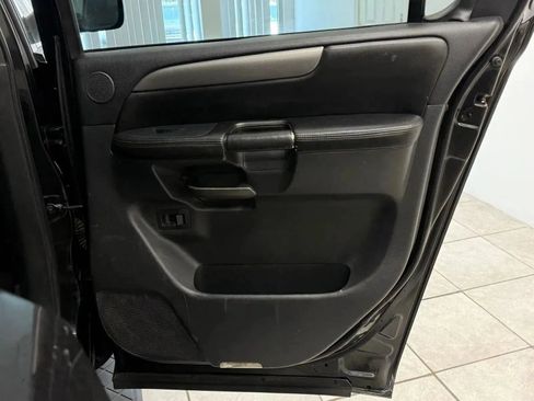Used 2014 Nissan Armada SV AWD/4WD image 19