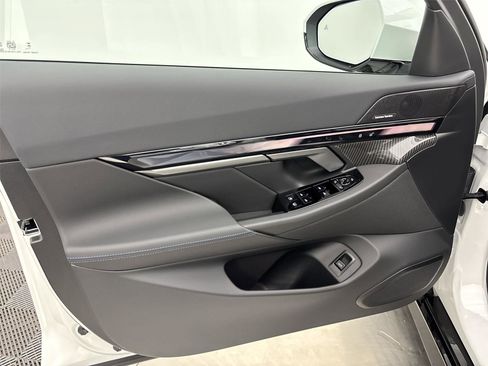 New 2026 BMW 550e xDrive w/ Premium Package image 26