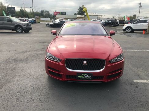 Used 2018 Jaguar XE Premium RWD image 2