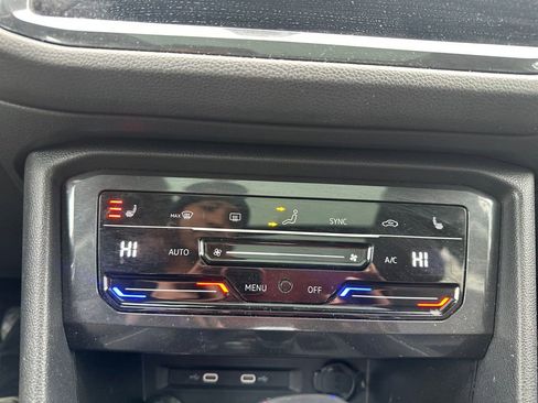 Used 2023 Volkswagen Tiguan SE w/ Panoramic Sunroof Package image 11