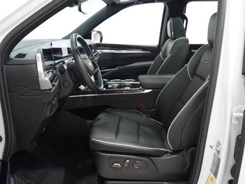 Used 2025 Cadillac Escalade Premium Luxury image 13