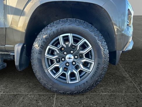 Used 2024 Chevrolet Colorado Z71 w/ Z71 Convenience Package 2 image 9