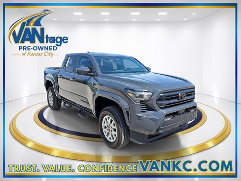 Used 2025 Toyota Tacoma SR5 AWD/4WD image 3