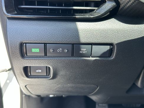 Used 2024 Nissan Sentra SV FWD image 30