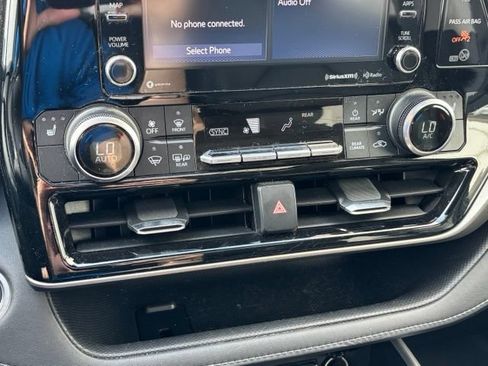 Used 2021 Toyota Highlander XLE AWD/4WD image 16