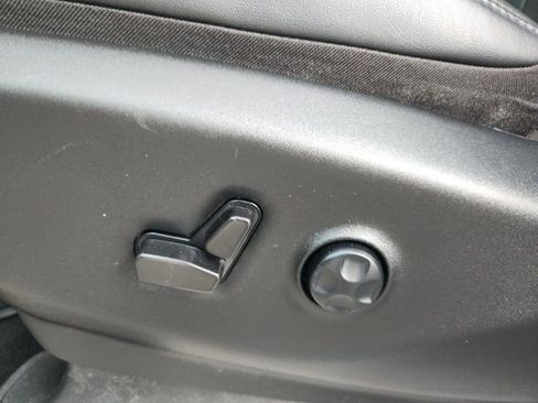 Used 2024 Chrysler Pacifica Touring-L image 17