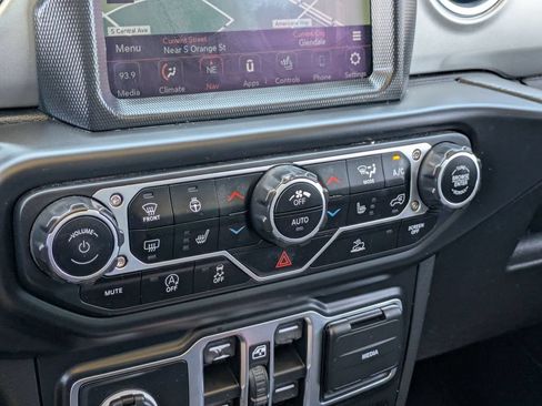 Used 2022 Jeep Wrangler Unlimited Sahara w/ Cold Weather Group AWD/4WD image 17