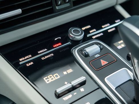 Certified 2023 Porsche Cayenne Turbo S AWD/4WD image 33