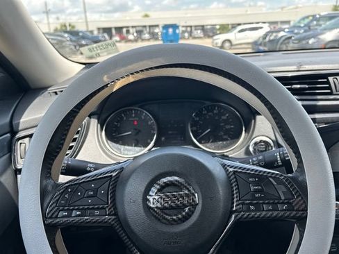 Used 2018 Nissan Rogue SV AWD/4WD image 24