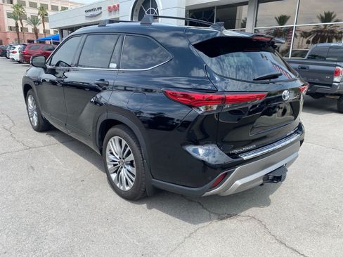 Used 2025 Toyota Highlander Platinum AWD/4WD image 8