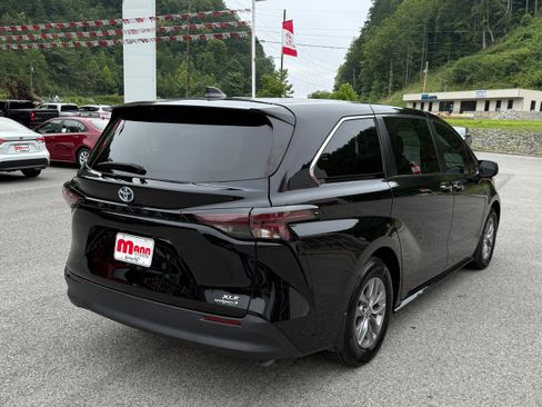 Used 2023 Toyota Sienna XLE image 7
