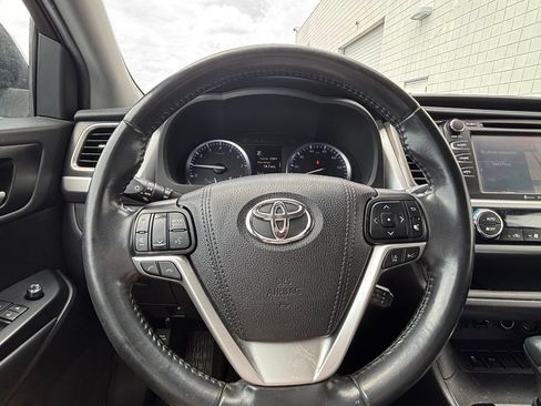 Used 2019 Toyota Highlander SE w/ Nightshade Edition FWD image 20