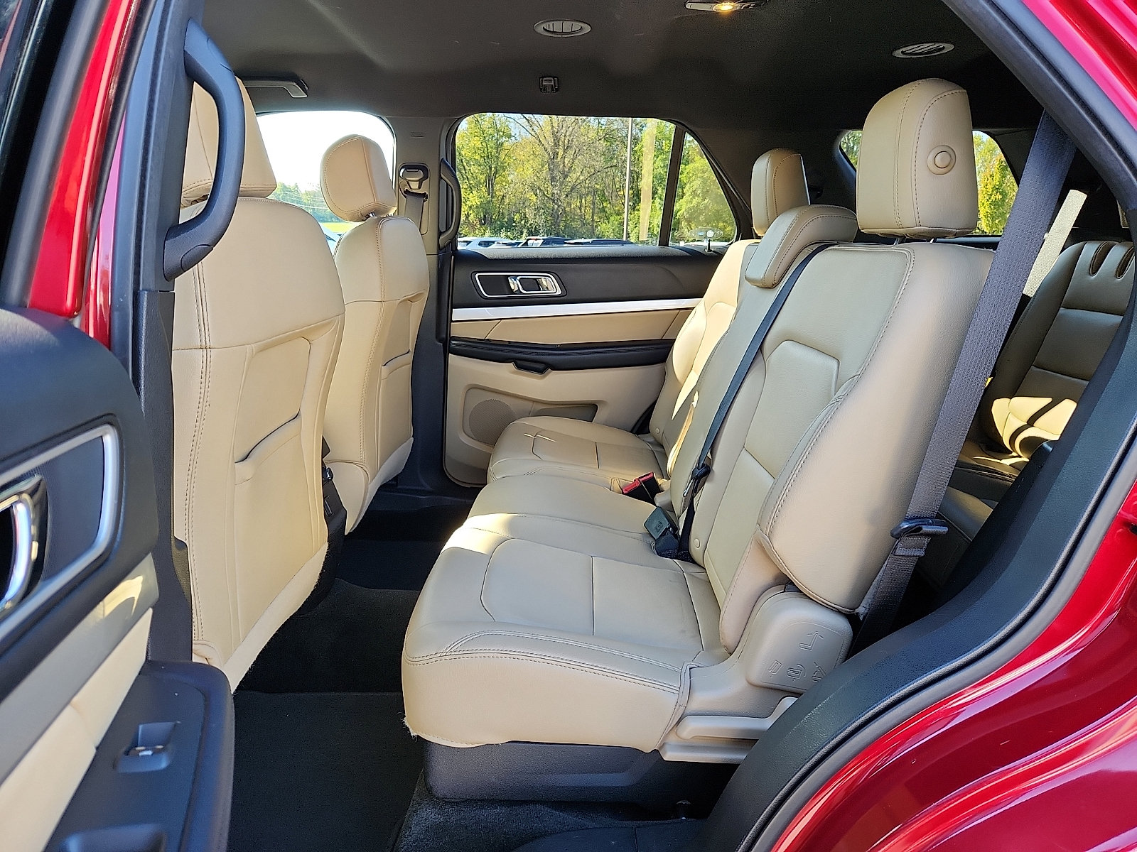 Used 2017 Ford Explorer XLT w/ Equipment Group 202A AWD/4WD image 11