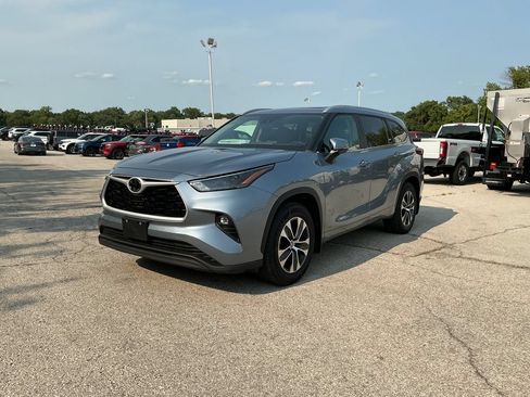 Used 2023 Toyota Highlander XLE FWD image 1