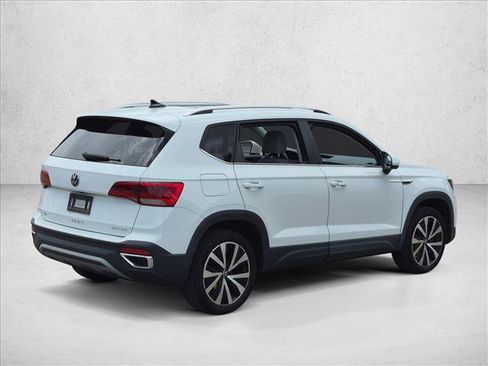 Used 2023 Volkswagen Taos SE w/ Panoramic Sunroof Package FWD image 5