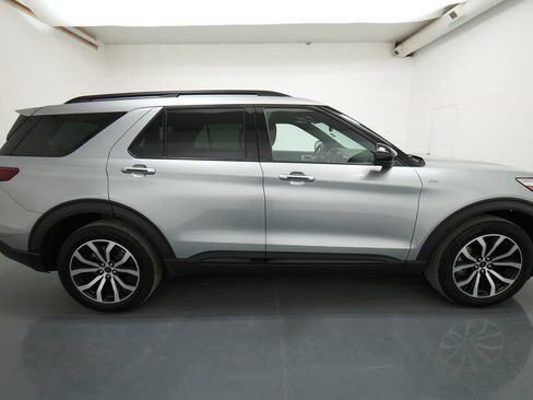 Used 2023 Ford Explorer ST-Line w/ Class IV Trailer Tow Package AWD/4WD image 9