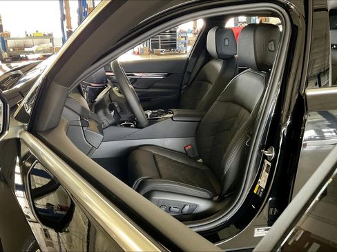 Used 2025 BMW i5 eDrive40i w/ Premium Package image 9