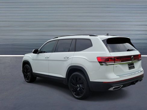 Used 2024 Volkswagen Atlas SE w/ Black Wheel Package FWD image 4