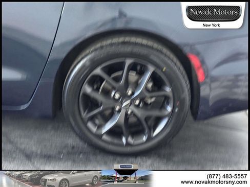 Used 2022 Chrysler Pacifica Limited w/ S Appearance Package image 6