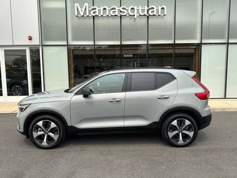 Certified 2025 Volvo XC40 B5 Plus AWD/4WD image 2