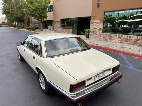 Used 1988 Jaguar XJ6 image 17