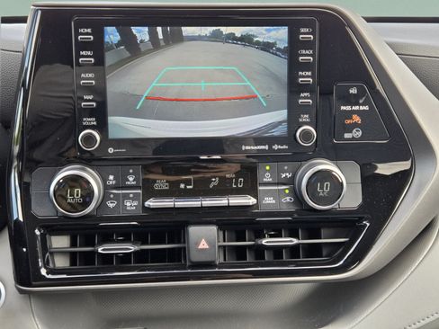 Used 2020 Toyota Highlander LE AWD/4WD image 14