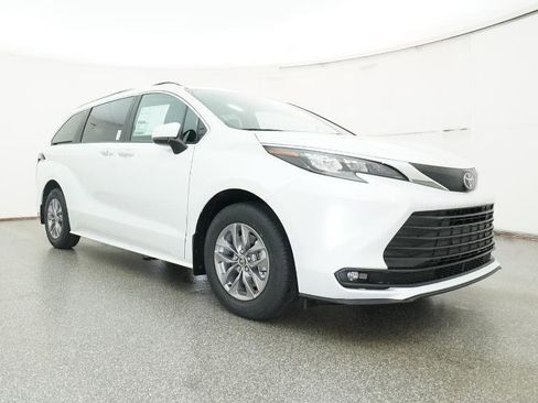 New 2026 Toyota Sienna XLE image 41