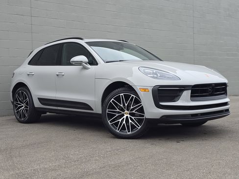Certified 2025 Porsche Macan image 7