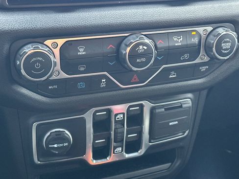 Used 2024 Jeep Wrangler Unlimited AWD/4WD image 23