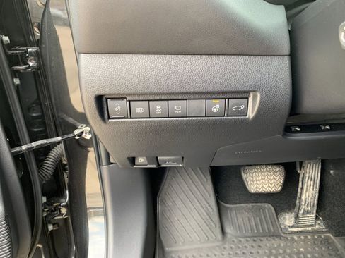 Used 2023 Toyota Venza Limited image 34