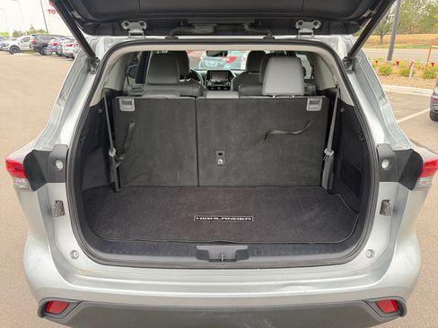 Certified 2021 Toyota Highlander XLE AWD/4WD image 32