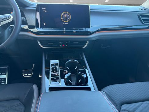 Used 2025 Volkswagen Atlas Peak Edition SE image 3