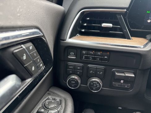 Used 2025 Chevrolet Suburban High Country AWD/4WD image 22