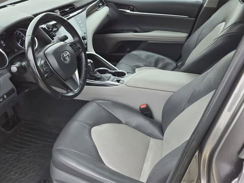 Used 2020 Toyota Camry XLE image 15