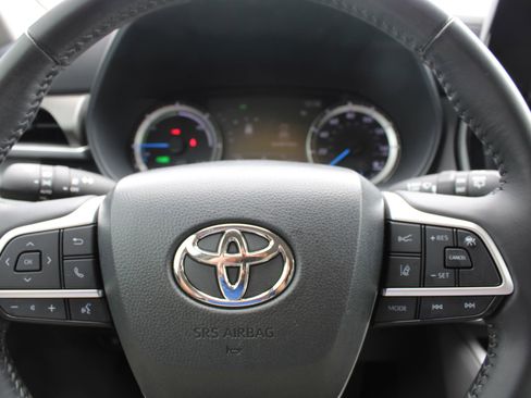 Used 2023 Toyota Highlander LE image 27