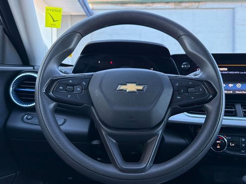 Used 2025 Chevrolet Trax LT FWD image 20